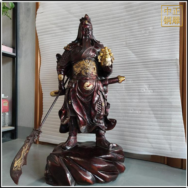 鑄造手托元寶提到關(guān)公銅像.jpg 鑄造手托元寶提到關(guān)公銅像.jpg